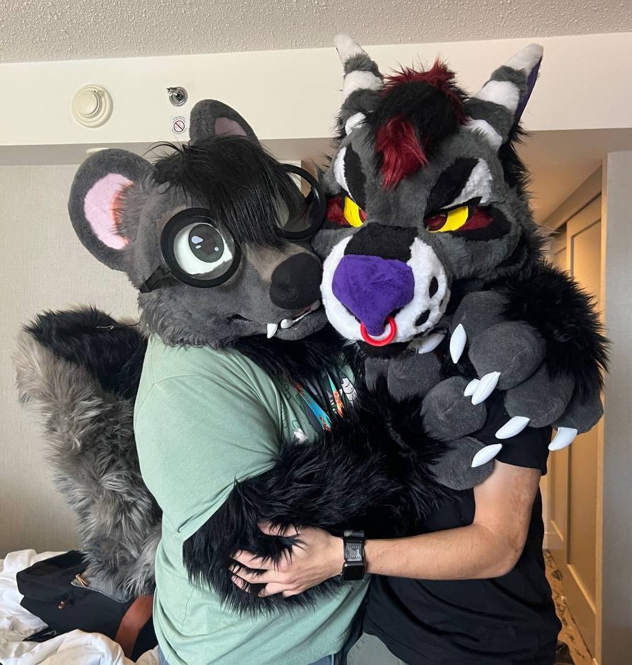 Happy #FursuitFriday feat. <a href="/CoyotePanik/">Toasty</a>! Fall weather means cozier hugs 🫂
