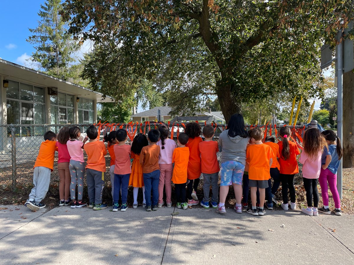 Ms_BarrigaViera's tweet photo. Vradenburg Staff&amp;Ss discuss residential schools &amp;the effects it has had in indigenous communities. 2day tie orange ribbons to support the survivors &amp;the children who did not come home. When we know better we do better🧡 @tdsb @LN10Alvarez  #EveryChildMatters https://t.co/YVQvETVBjP