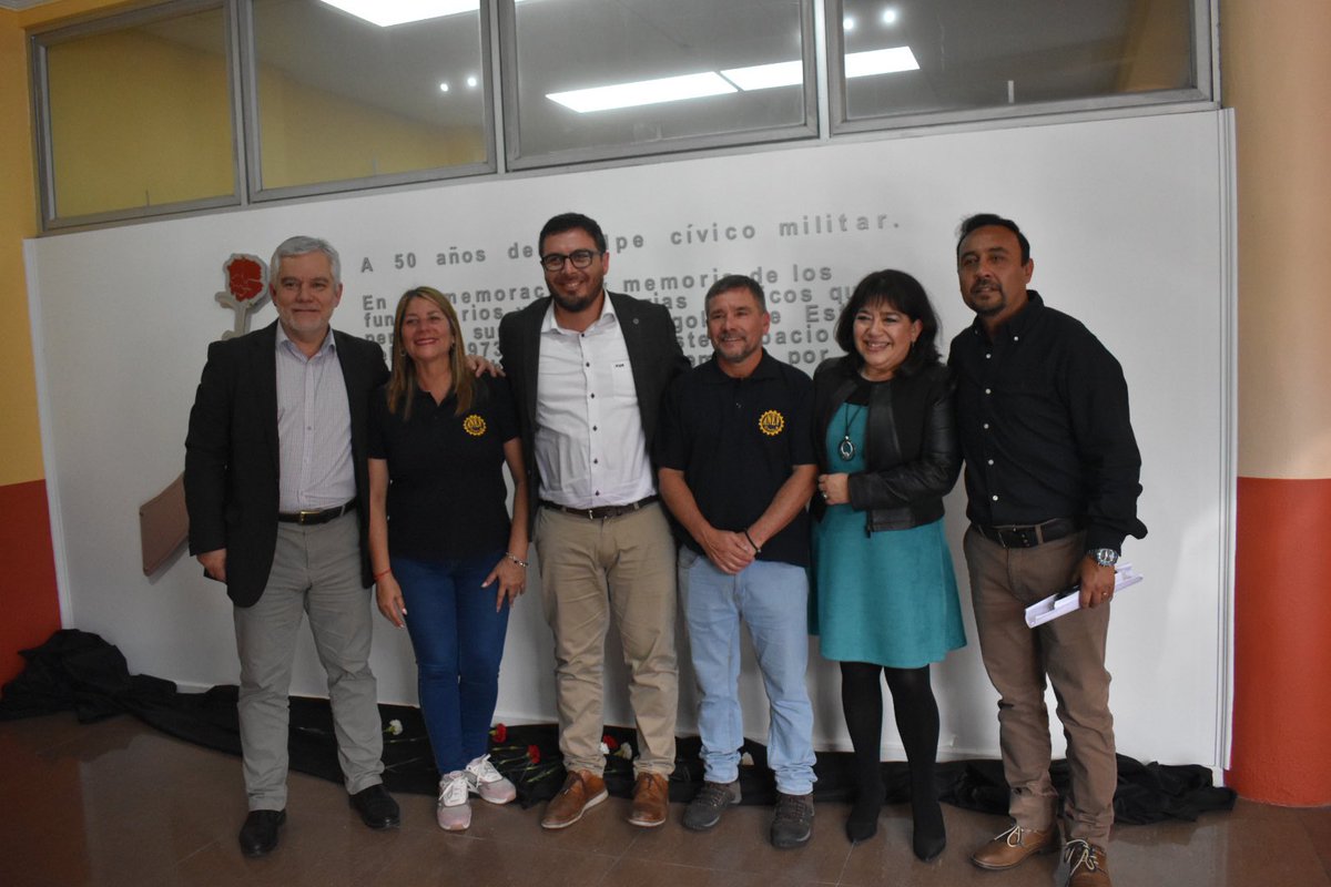 DPRTarapaca's tweet image. 🌹A #50AñosDelGolpe, DPR #Tarapacá @dquinterosr acompañó al presidente de @anefchile José Pérez y de @AnefTarapaca Patricio Llerena, en el descubrimiento de la placa conmemorativa en homenaje a funcionarias y funcionarios públicos desaparecidos(as) y muertos(as) en la dictadura.