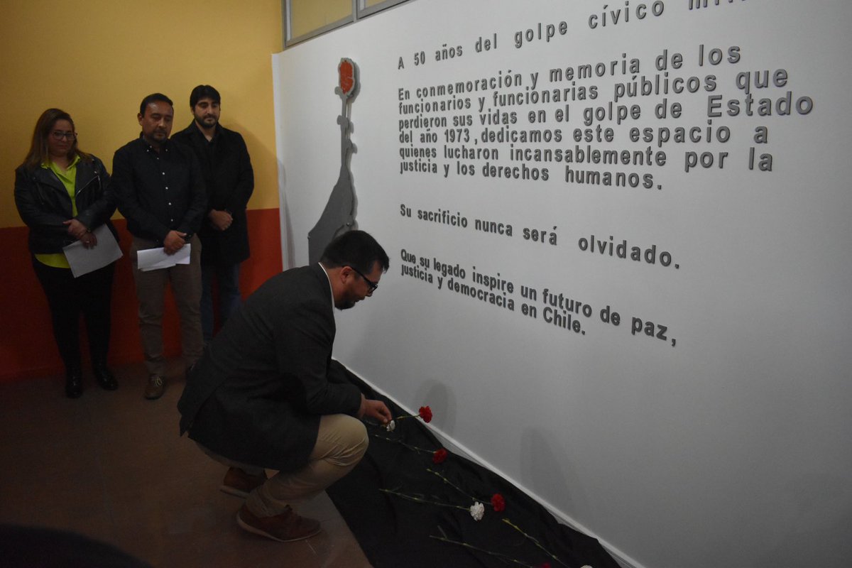 DPRTarapaca's tweet image. 🌹A #50AñosDelGolpe, DPR #Tarapacá @dquinterosr acompañó al presidente de @anefchile José Pérez y de @AnefTarapaca Patricio Llerena, en el descubrimiento de la placa conmemorativa en homenaje a funcionarias y funcionarios públicos desaparecidos(as) y muertos(as) en la dictadura.