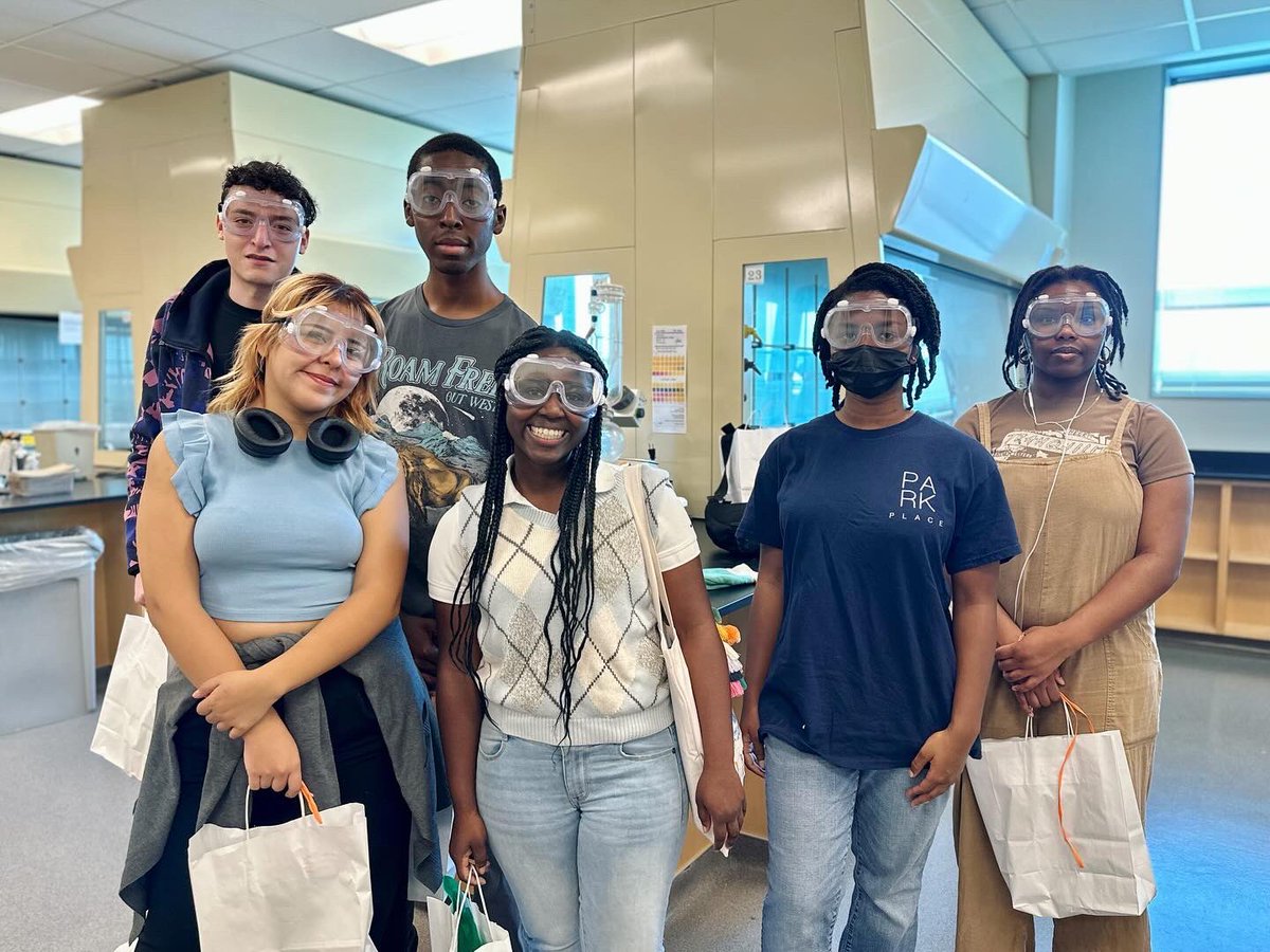 UTDScience's tweet image. We had so much fun showing @dallascollegetx students around the campus! Hoping these superstars become Comets ☄️ 🤞

#futurecomet #transferstudent