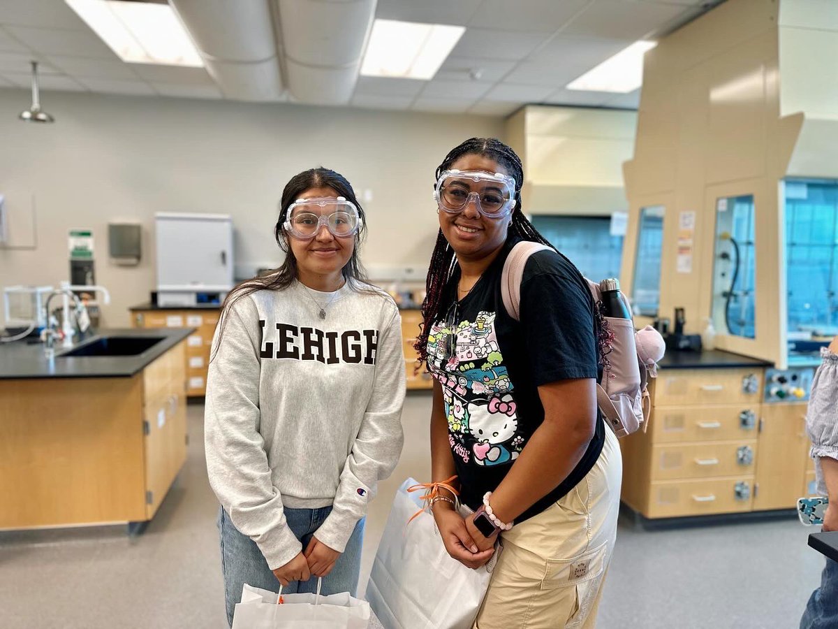 UTDScience's tweet image. We had so much fun showing @dallascollegetx students around the campus! Hoping these superstars become Comets ☄️ 🤞

#futurecomet #transferstudent