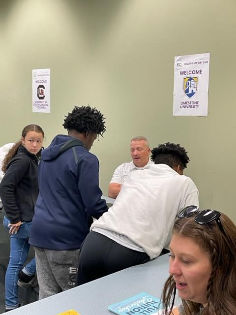 GvilleEarlyCol's tweet photo. Colleges from near and far came to help our seniors prepare for applying to college during today's College Application Day! Thank you for investing in our students! https://t.co/U4xeg5M195