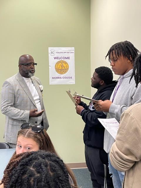 GvilleEarlyCol's tweet photo. Colleges from near and far came to help our seniors prepare for applying to college during today's College Application Day! Thank you for investing in our students! https://t.co/U4xeg5M195