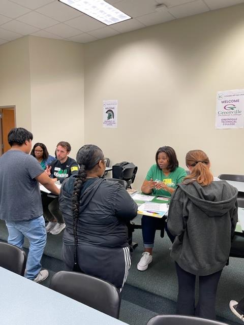 GvilleEarlyCol's tweet photo. Colleges from near and far came to help our seniors prepare for applying to college during today's College Application Day! Thank you for investing in our students! https://t.co/U4xeg5M195