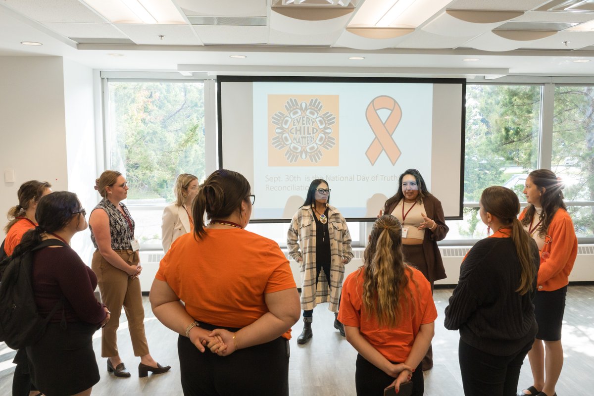 Tomorrow we mark the National Day for Truth and Reconciliation. This week @UofODFM hosted an important learning circle calling on participants to bear witness to inequality and explore approaches to better health care. More 👉uottawa.ca/faculty-medici…