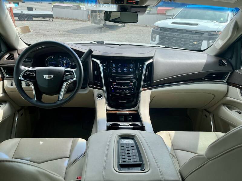 🚘 Check out this luxurious 2017 Cadillac Escalade! lakesideautorvandoutdoors.com/details/used-2…
#LuxuryCarForSale #CadillacEscalade #ElevateYourRide #PremiumFeatures #CaptivatingDesign #PowerAndStyle #ExhilaratingPerformance #LapOfLuxury #Escalade #LuxuryCar #ForSale