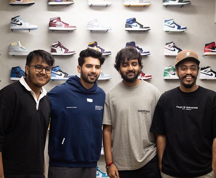 its_armaanmalik's tweet photo. #ArmaanMalik at dawn town store. https://t.co/cF9gMQCitN