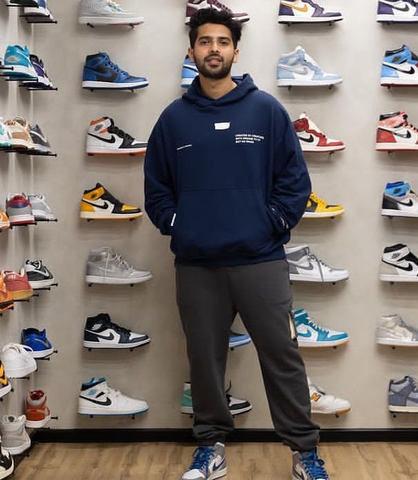 its_armaanmalik's tweet photo. #ArmaanMalik at dawn town store. https://t.co/cF9gMQCitN