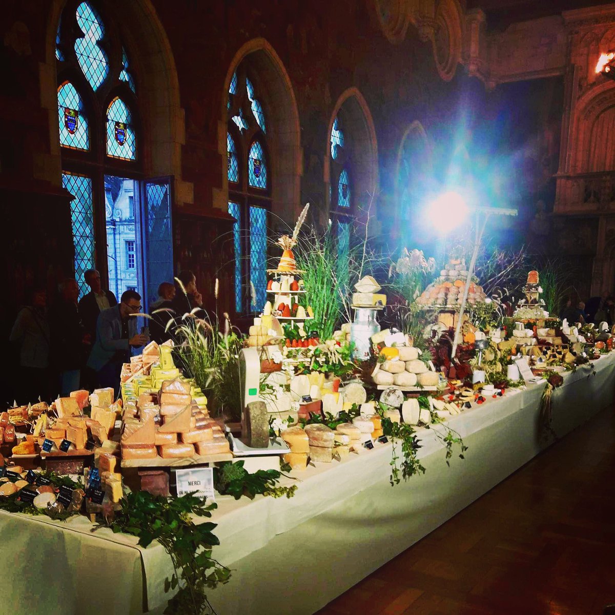 Lio_38's tweet image. 🧀 Tous les fromages de la région @hautsdefrance réunis à #Arras !!! La fromagerie #LaPrairie présente le plus grand plateau de fromages des Hauts de France ! Rendez-vous au beffroi demain de 9h à 18h ! @cdt62 @VilleArras #WeLoveArras