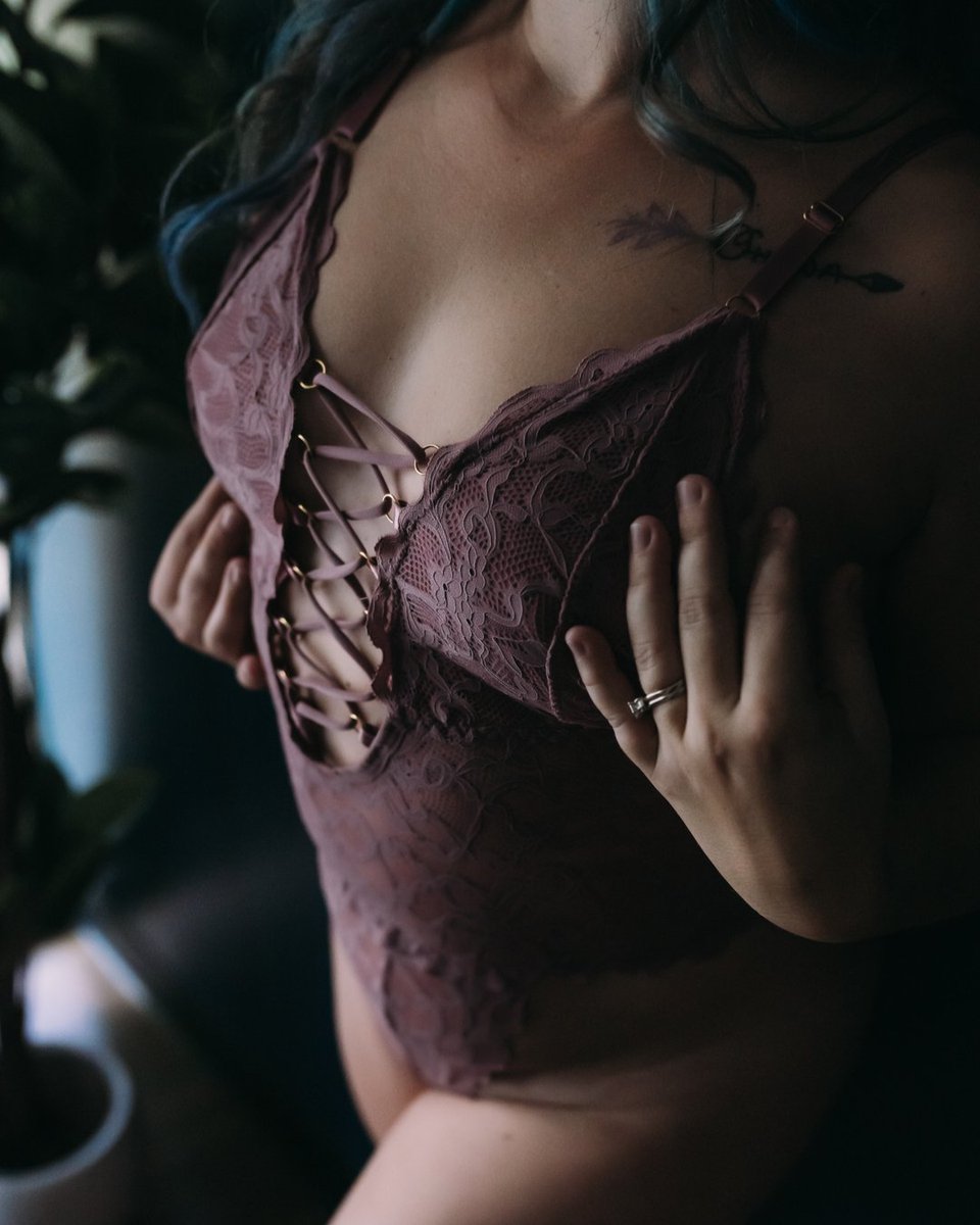 KnottyBoudoir's tweet photo. Let's talk outfits...
I love a simple outfit that has little things to make it pop like the lace up on the front of this one!
It also gives you something to do with your hands...tugging on it, untying it...so many options! https://t.co/x7OgpyudOU