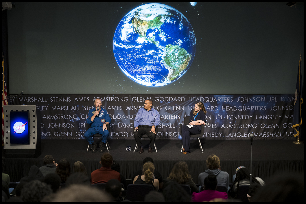 Former astronauts @Astro_Feustel and Alvin Drew shared stories from their time in space during the Earth Information Center Student Engagement event today at NASA Headquarters. 📷flic.kr/s/aHBqjAWA3W