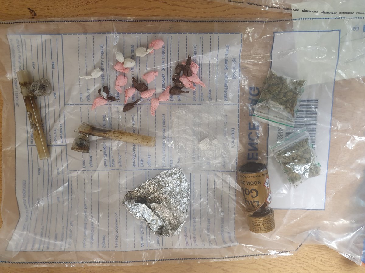 EttingshallWMP's tweet photo. PC Bahia 25150 and PC Solomos 25255 stopped a vehicle for recent intelligence for drug dealing in the Blakenhall area. Occupants dealt with and drugs recovered.Unfortunately driver also had no insurance. #unlucky #saynotodrugs https://t.co/Kto6F4jAiP