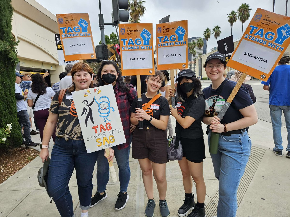 OFMStrike's tweet photo. The WB picket is buzzing today!

Lots of love for the sandwiches especially the vegan options. Thank you all for your continued donations 🏴‍☠️

#OFMStrike #SagAftraStrong #SagAftraStrike https://t.co/YeocO5USsf