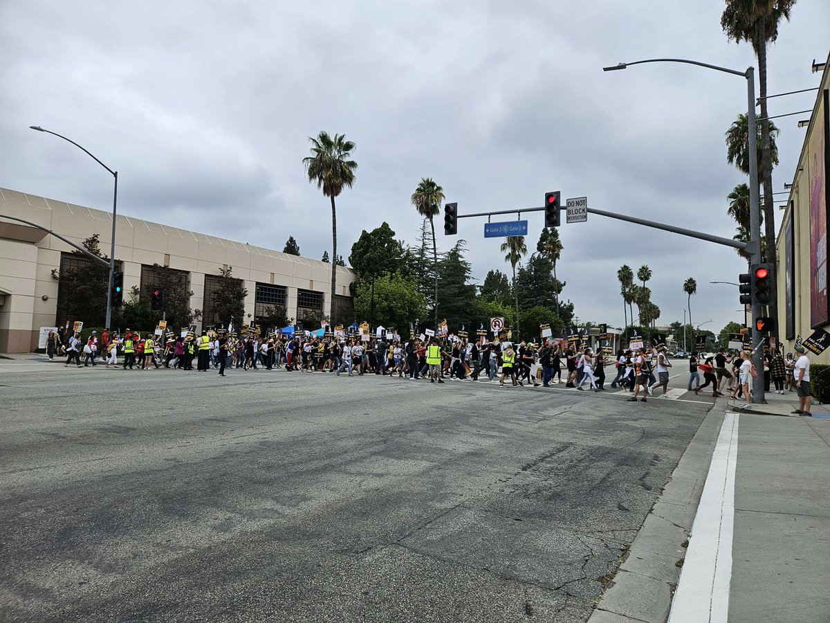 OFMStrike's tweet photo. The WB picket is buzzing today!

Lots of love for the sandwiches especially the vegan options. Thank you all for your continued donations 🏴‍☠️

#OFMStrike #SagAftraStrong #SagAftraStrike https://t.co/YeocO5USsf