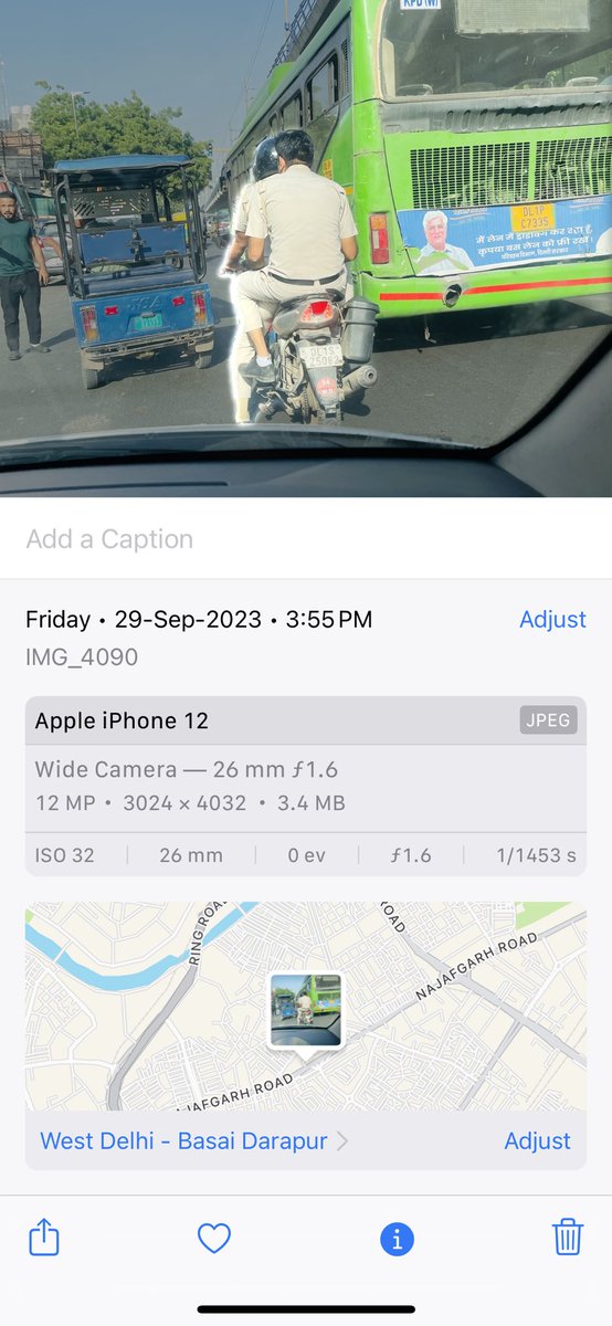 aryansofficial_'s tweet photo. @dtptraffic @DelhiPolice @DCPWestDelhi 
Date:- 29/09/2023
Time:- 03:55 p.m
Location:- Ramesh Nagar to Moti Nagar Road(near Fun Cinemas),Delhi
Offence :- Pillion without helmet

Ab agar iss bike ka challan kaat kr Aap isee upload karei Toh pata lage ki Kitni importance hai rule ki https://t.co/KD5cXbvBCF