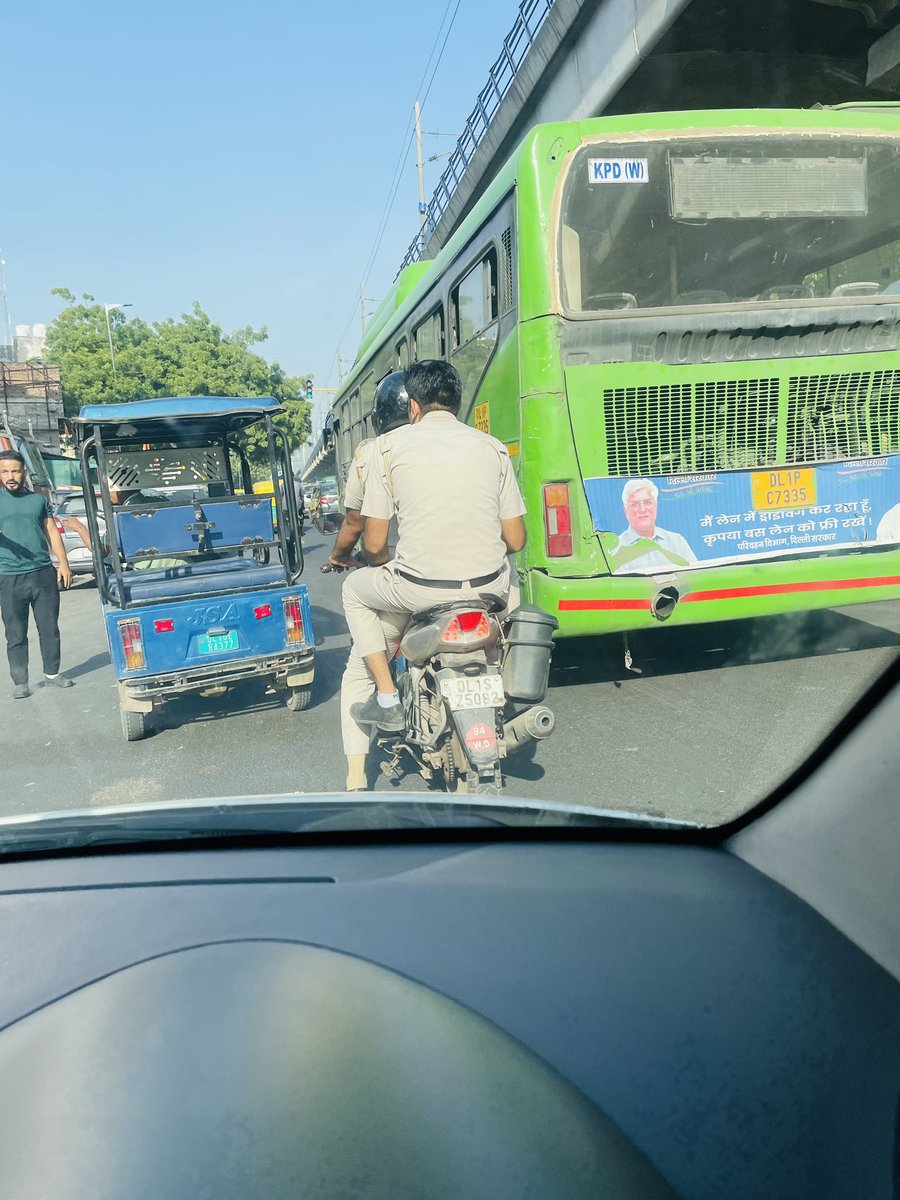 aryansofficial_'s tweet photo. @dtptraffic @DelhiPolice @DCPWestDelhi 
Date:- 29/09/2023
Time:- 03:55 p.m
Location:- Ramesh Nagar to Moti Nagar Road(near Fun Cinemas),Delhi
Offence :- Pillion without helmet

Ab agar iss bike ka challan kaat kr Aap isee upload karei Toh pata lage ki Kitni importance hai rule ki https://t.co/KD5cXbvBCF