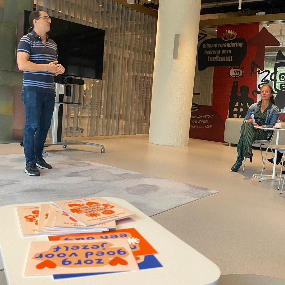 De #WeekvoorMeerGezondeJaren is vanmiddag in't #HouseofConnections geopend 🙌🏼
Folkert Kuipers en <a href="/JOMierau/">Jochen Mierau</a> gaven hun visie over het thema 'Zorgen voor Morgen'. Er was aandacht voor mentale gezondheid bij jongeren en men kon brainfood hapjes proeven 😋 
Mooie samenwerking #AvG 🤗