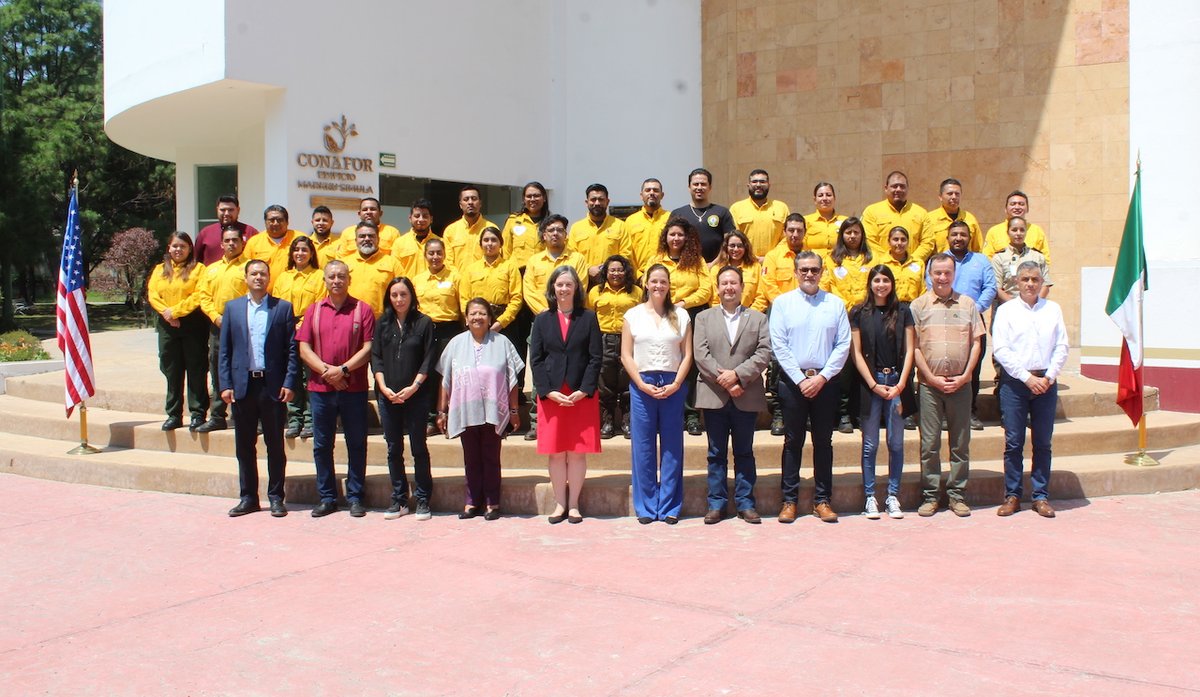 CONAFOR's tweet image. #Entérate | A través del Programa México del #USFS, en colaboración con @USNorthernCmd 🇺🇸 se impartió por primera vez a personal mexicano el curso “Métodos avanzados de predicción de comportamiento del fuego y manejo de humo para la toma de decisiones y el manejo del riesgo".🧑🏽‍🚒👩🏽‍🚒