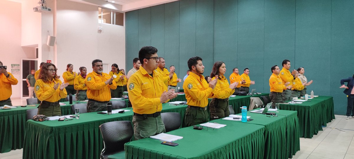 CONAFOR's tweet image. #Entérate | A través del Programa México del #USFS, en colaboración con @USNorthernCmd 🇺🇸 se impartió por primera vez a personal mexicano el curso “Métodos avanzados de predicción de comportamiento del fuego y manejo de humo para la toma de decisiones y el manejo del riesgo".🧑🏽‍🚒👩🏽‍🚒