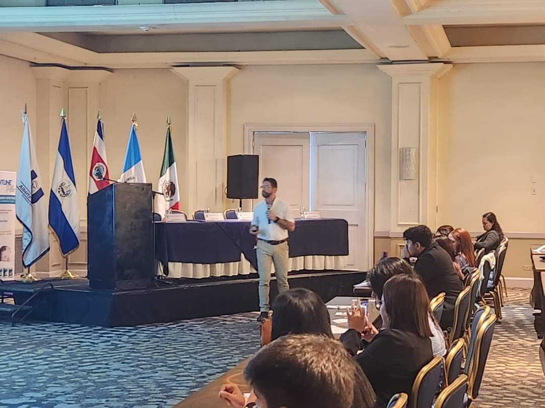 Sagrisasv's tweet photo. Este día estuvimos presentes junto con el Dr. Carlos Calvo de Boehringer Ingelheim quien participó en el Congreso sobre "Parásitos más comunes en perros y gatos, enfoque zoonotico" que se llevo a cabo en la Universidad Salvadoreña Alberto Masferrer (USAM). https://t.co/5DIeU0jaPS