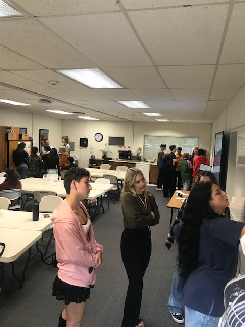 OVHSPrincipal1's tweet photo. Oak View students and staff worked together today to create school norms! What a great teamwork day for the Oak View family!!! AWESOME!!! https://t.co/gU3mpYWdei