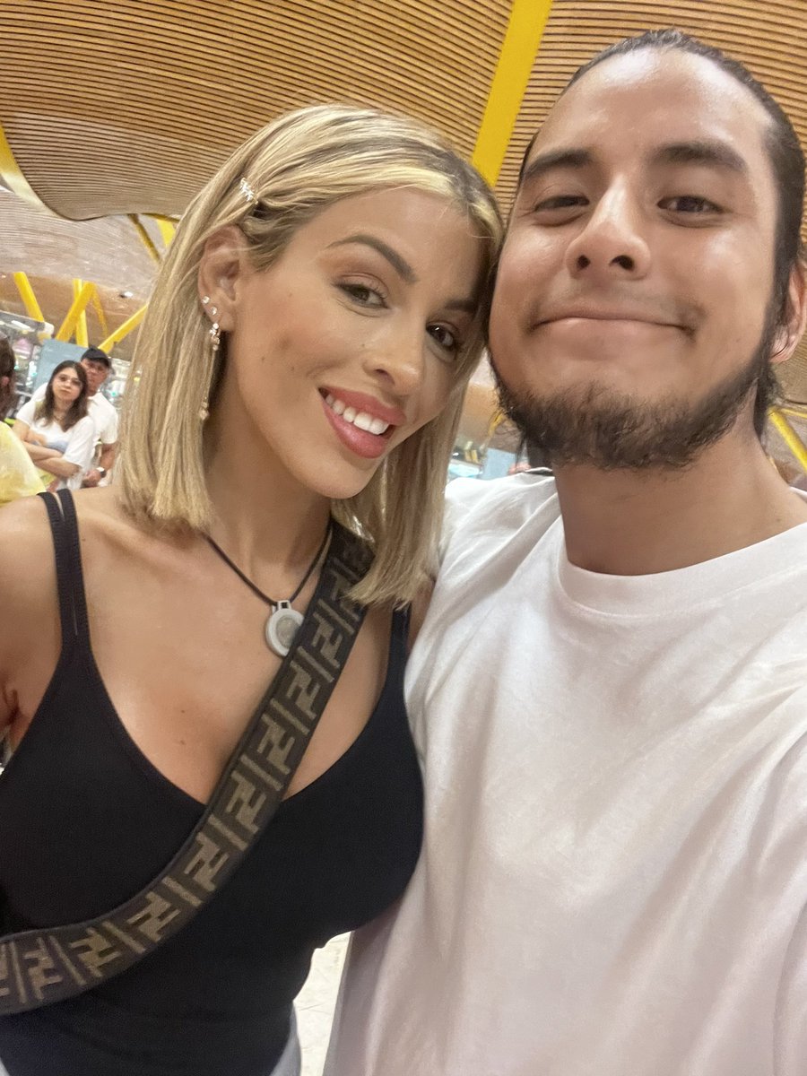 RicLaTorreZ's tweet image. Me acabo de encontrar con Oriana Marzoli en el Aeropuerto de Barajas. Ella se va luego de su supuesto abandono de #GHVIP. Me dijo “no vuelvo a hacer más ese Reality”. Está molesta pero fue un amor de persona y hasta hablamos de Shirley Arica. Realmente la vida me ama 🫶🏻 #GHVIP29S