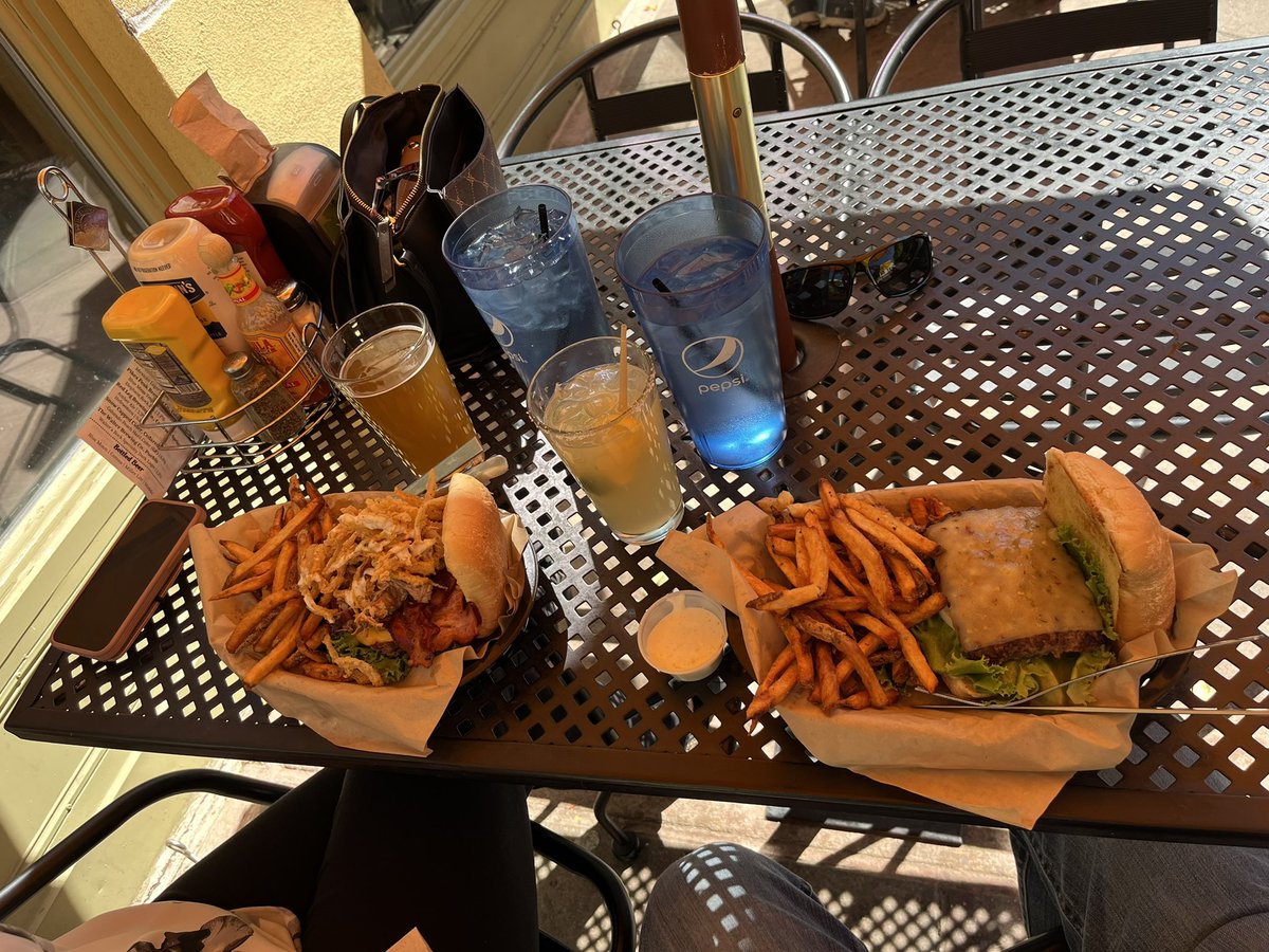 fropappy's tweet photo. Delicious lunch in Manitou Springs with my ride or die. ❤️ Living our best life!
The DC Oinker burger was the best! #BorderBurgerBar #ManitouSprings #Yum #Colorado #BurgersAndFries https://t.co/ZTNjMx5Vec
