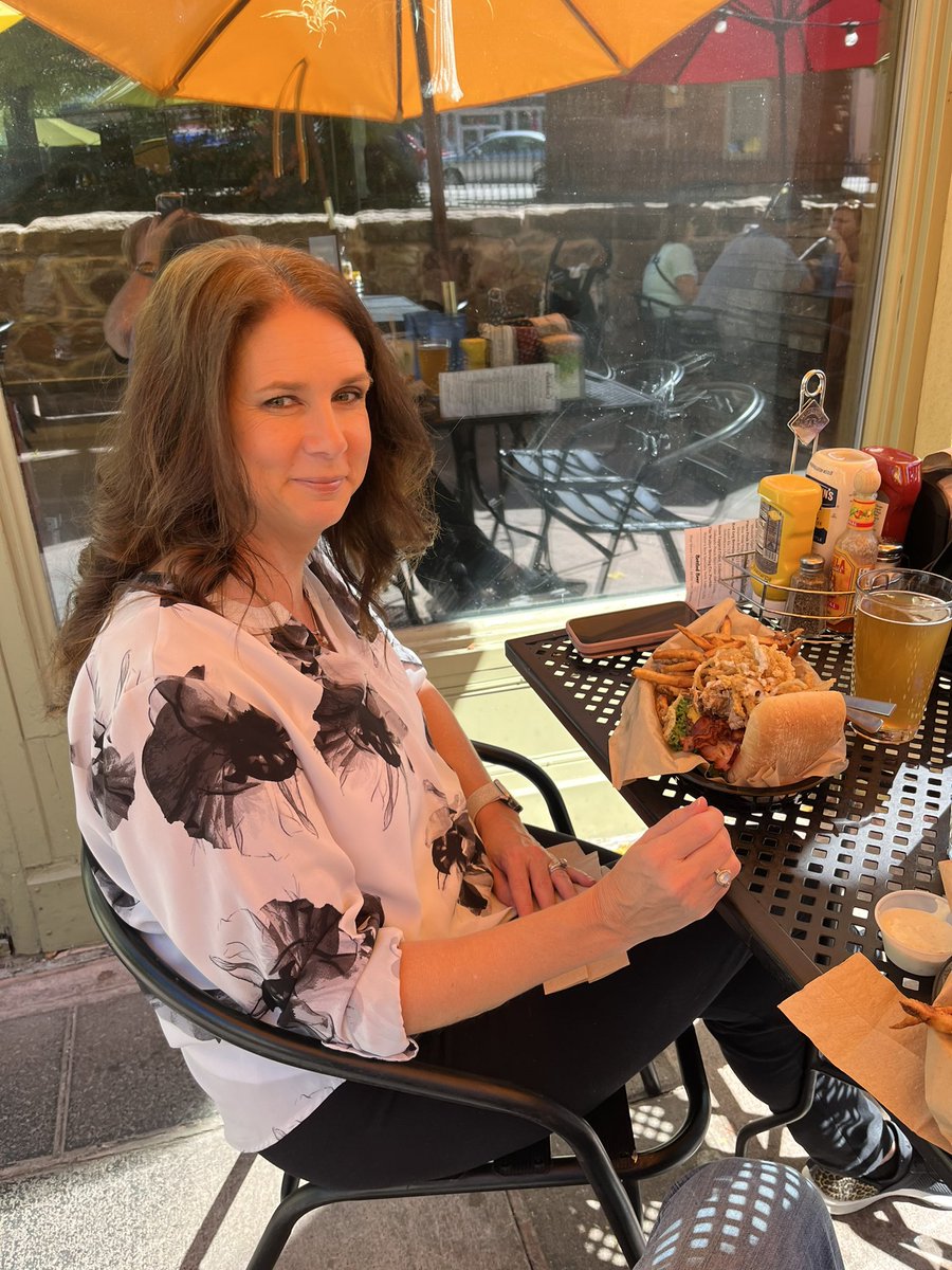 fropappy's tweet photo. Delicious lunch in Manitou Springs with my ride or die. ❤️ Living our best life!
The DC Oinker burger was the best! #BorderBurgerBar #ManitouSprings #Yum #Colorado #BurgersAndFries https://t.co/ZTNjMx5Vec