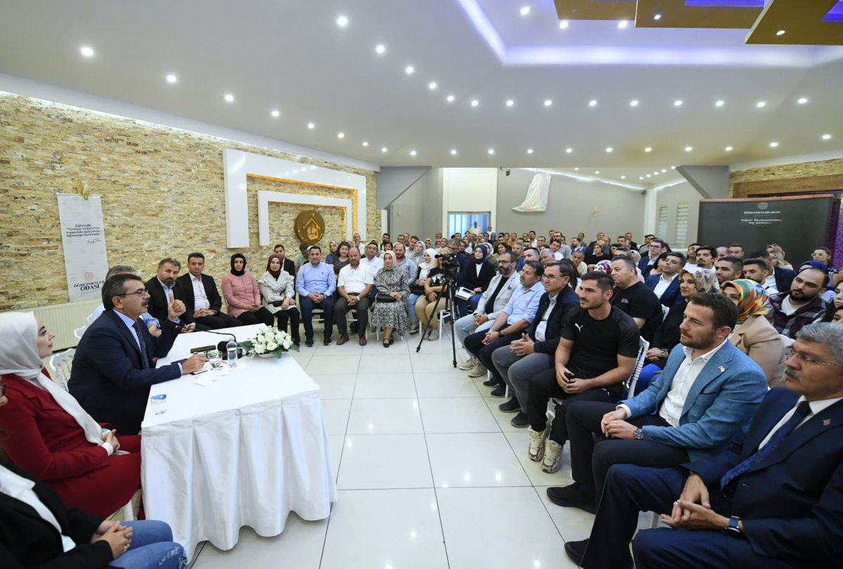 Yusuf__Tekin's tweet photo. Milletimizin ve çocuklarımızın istikbali için gecesini gündüzüne katan değerli öğretmenlerimizle bu ay ki #öğretmenlerodası buluşmamızı muhabbetin şehri Konya’da gerçekleştirdik. 

Hiç şüphesiz meslektaşlarımızla düzenli bir şekilde gerçekleştirdiğimiz istişareler, eğitim alanında aldığımız kararların en önemli dayanağını teşkil etmekte…

Her bireyin şahsi hafızasında derin izler bırakan öğretmenlerimizle omuz omuza, Türkiye Yüzyılı vizyonu çerçevesinde tüm imkân ve kaynaklarımızı seferber ederek eğitime dair sorunların/beklentilerin çözümü ve daha iyisi için hep birlikte çalışmaya devam edeceğiz inşallah.