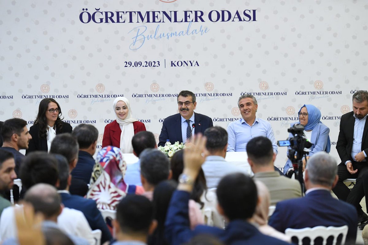 Yusuf__Tekin's tweet photo. Milletimizin ve çocuklarımızın istikbali için gecesini gündüzüne katan değerli öğretmenlerimizle bu ay ki #öğretmenlerodası buluşmamızı muhabbetin şehri Konya’da gerçekleştirdik. 

Hiç şüphesiz meslektaşlarımızla düzenli bir şekilde gerçekleştirdiğimiz istişareler, eğitim alanında aldığımız kararların en önemli dayanağını teşkil etmekte…

Her bireyin şahsi hafızasında derin izler bırakan öğretmenlerimizle omuz omuza, Türkiye Yüzyılı vizyonu çerçevesinde tüm imkân ve kaynaklarımızı seferber ederek eğitime dair sorunların/beklentilerin çözümü ve daha iyisi için hep birlikte çalışmaya devam edeceğiz inşallah.