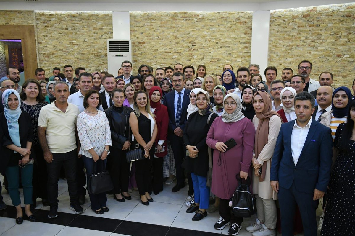 Yusuf__Tekin's tweet photo. Milletimizin ve çocuklarımızın istikbali için gecesini gündüzüne katan değerli öğretmenlerimizle bu ay ki #öğretmenlerodası buluşmamızı muhabbetin şehri Konya’da gerçekleştirdik. 

Hiç şüphesiz meslektaşlarımızla düzenli bir şekilde gerçekleştirdiğimiz istişareler, eğitim alanında aldığımız kararların en önemli dayanağını teşkil etmekte…

Her bireyin şahsi hafızasında derin izler bırakan öğretmenlerimizle omuz omuza, Türkiye Yüzyılı vizyonu çerçevesinde tüm imkân ve kaynaklarımızı seferber ederek eğitime dair sorunların/beklentilerin çözümü ve daha iyisi için hep birlikte çalışmaya devam edeceğiz inşallah.