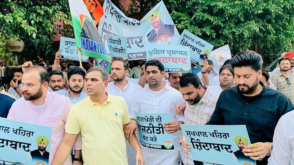 ADV_RAHUL_PUHAL's tweet photo. ਪੰਜਾਬ ਯੂਥ ਕਾਂਗਰਸ ਦੇ ਪ੍ਰਧਾਨ @mohit_mohindra ਜੀ ਨੇ ਯੂਥ ਕਾਂਗਰਸ ਦੇ ਸਾਥੀਆਂ ਦੇ ਨਾਲ ਲੁਧਿਆਣਾ ਵਿਖੇ ਇੰਚਾਰਜ @ajay_chikara ਜੀ ਦੀ ਅਗਵਾਈ ਹੇਠ ਕਾਂਗਰਸੀ ਵਿਧਾਇਕ ਸ.@SukhpalKhaira ਜੀ ਦੀ ਸਿਆਸੀ ਬਦਲਾਖੋਰੀ ਤਹਿਤ ਕੀਤੀ ਗਈ ਗ੍ਰਿਫਤਾਰੀ ਦੇ ਵਿਰੋਧ ਵਿੱਚ ਰੋਸ ਪ੍ਰਦਰਸ਼ਨ ਕੀਤਾ। #SukhpalSinghKhaira @Allavaru @srinivasiyc https://t.co/3wnHQWEXXd