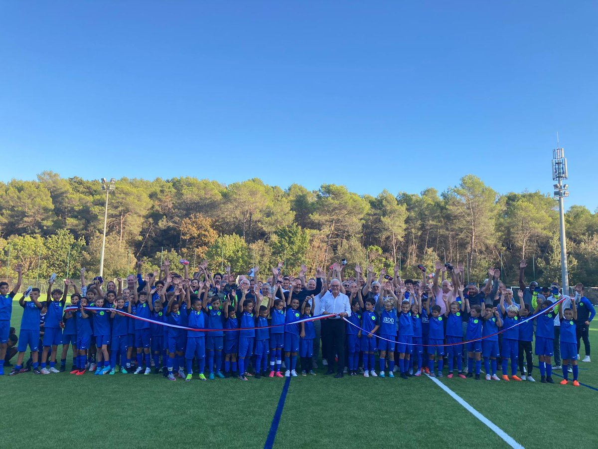 Le maire de #Mougins <a href="/RichardGaly/">Richard Galy</a>, le <a href="/FC_MOUGINS/">FC MOUGINS</a> et l’entraîneur adjoint des <a href="/equipedefrance/">Equipe de France ⭐⭐</a> Guy Stéphan ⚽️ ont inauguré le nouveau gazon du terrain n°1 du stade de la Valmasque, installé pendant l’été.
Ce nouvel équipement offre une surface de jeu optimale en toute saison 👍🏻
De