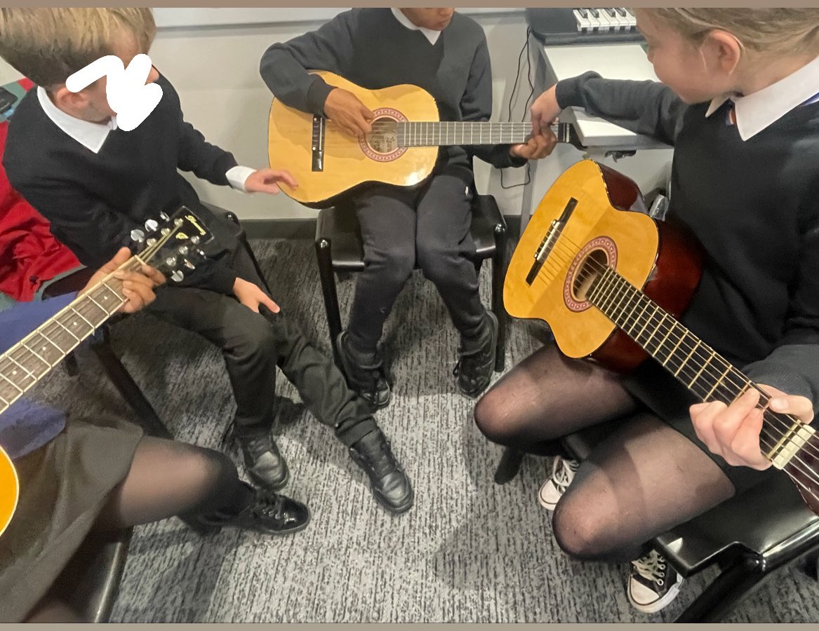 MusicQma's tweet image. This ⬇️  #helpingothers #supportingothers 

#ProudMoment 
@QMAOfficial