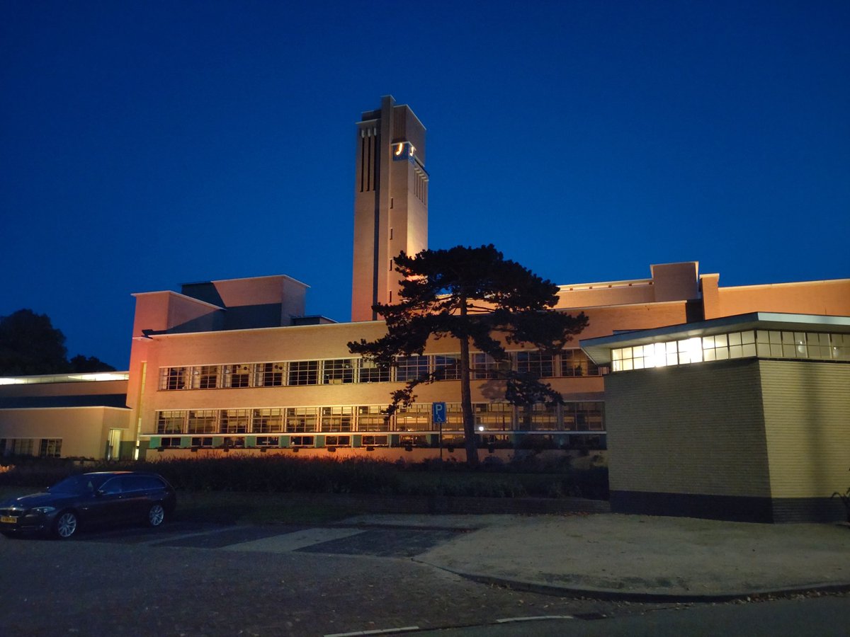 GeriPosthumus's tweet photo. Avondwandeling Hilversum. Wat zijn de gebouwen mooi verlicht tegen de net donker wordende lucht. https://t.co/NUf2JXnQfK