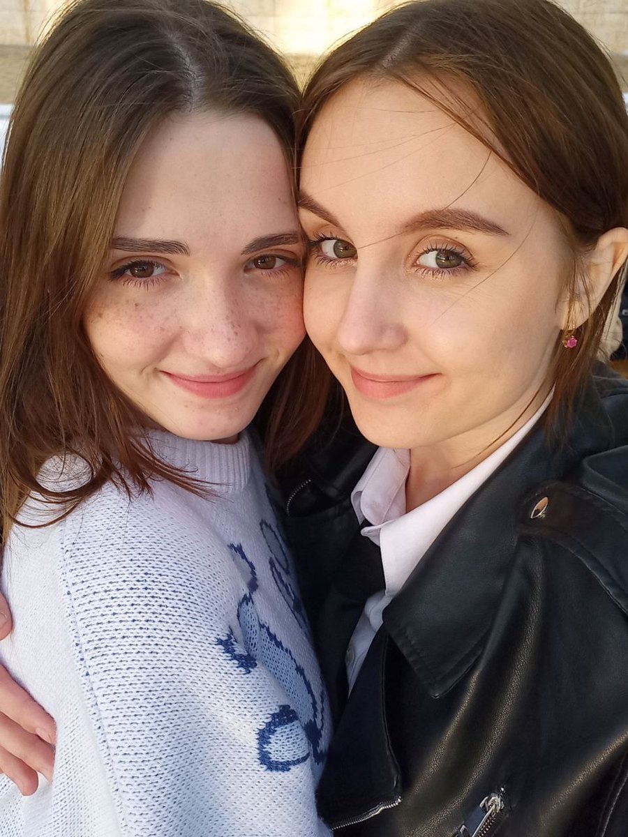 Итоги года:
Я закончила учёбу с красным дипломом и сейчас поступила в университет😊
Работаю хореографом в студии
У меня появился моя любимая девушка, с которой у нас скоро год отношений 
И о боже я не помню когда мне в последний раз было грустно или плохо
Вот мы🥺🥺