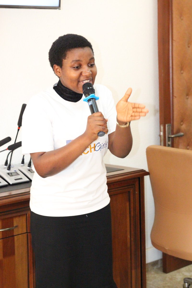 MFoutsou's tweet photo. J'ai reçu en audience, @arielleKitio, Fondatrice de #Caysti, accompagnée de Béryl, Britney, Djamdoudou et Precious, du Programme international #TechGirls. Quelle joie de voir nos jeunes dégager une si belle énergie en présentant leurs acquis dans des domaines futuristes ! https://t.co/BVm9YzYevg