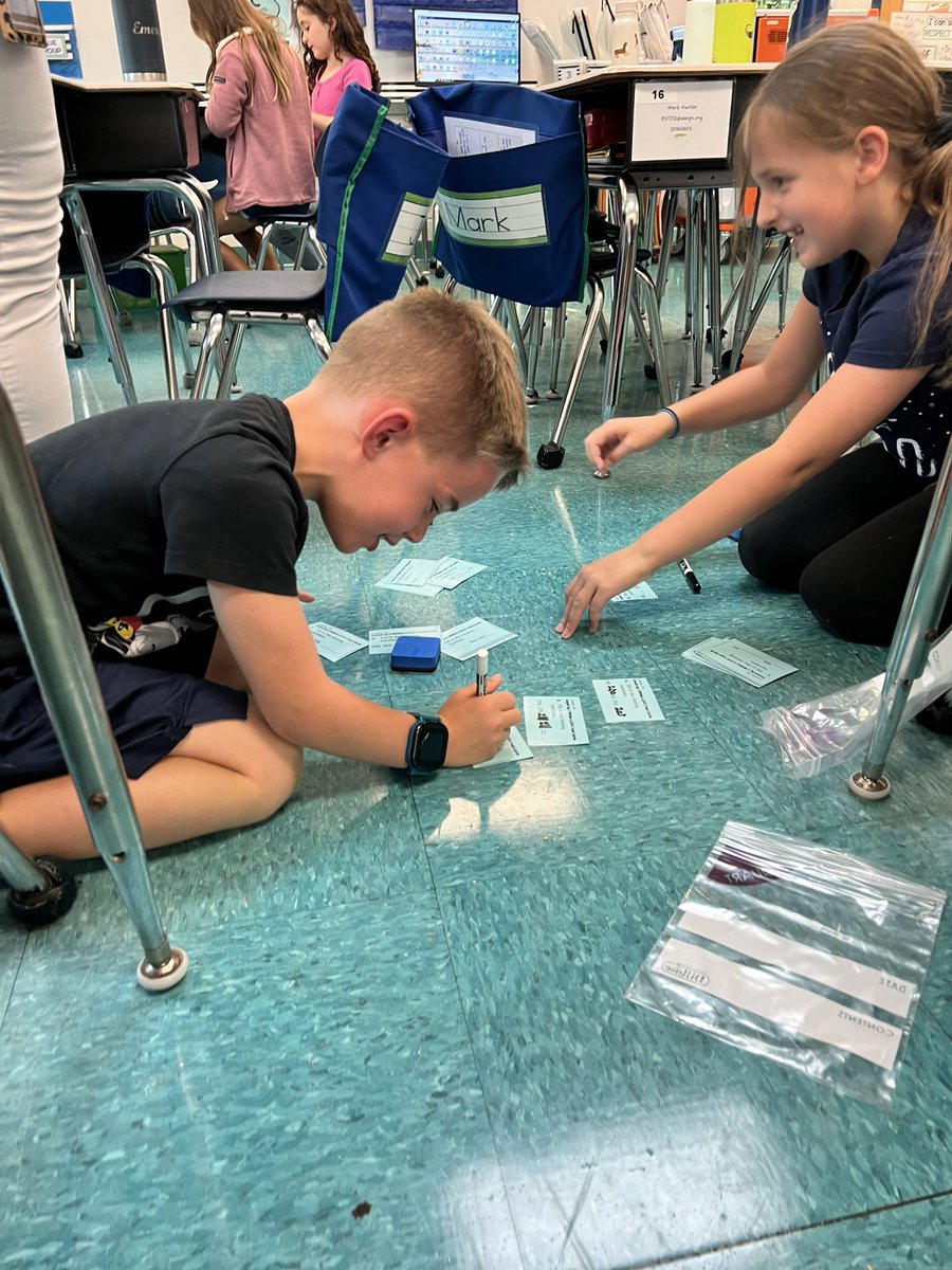 DES2ndGrade's tweet photo. Looking for number patterns within 1,000 🧐 https://t.co/4q1vy5I3EQ