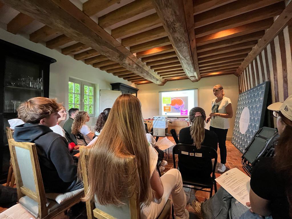 AcadmieDelaveau's tweet image. Une semaine type à l’Académie Delaveau… 📆

Entre coaching mental, préparation physique, cours de dressage et d’obstacles, les nouveaux élèves et leurs chevaux prennent leurs marques au sein de notre système d’excellence !