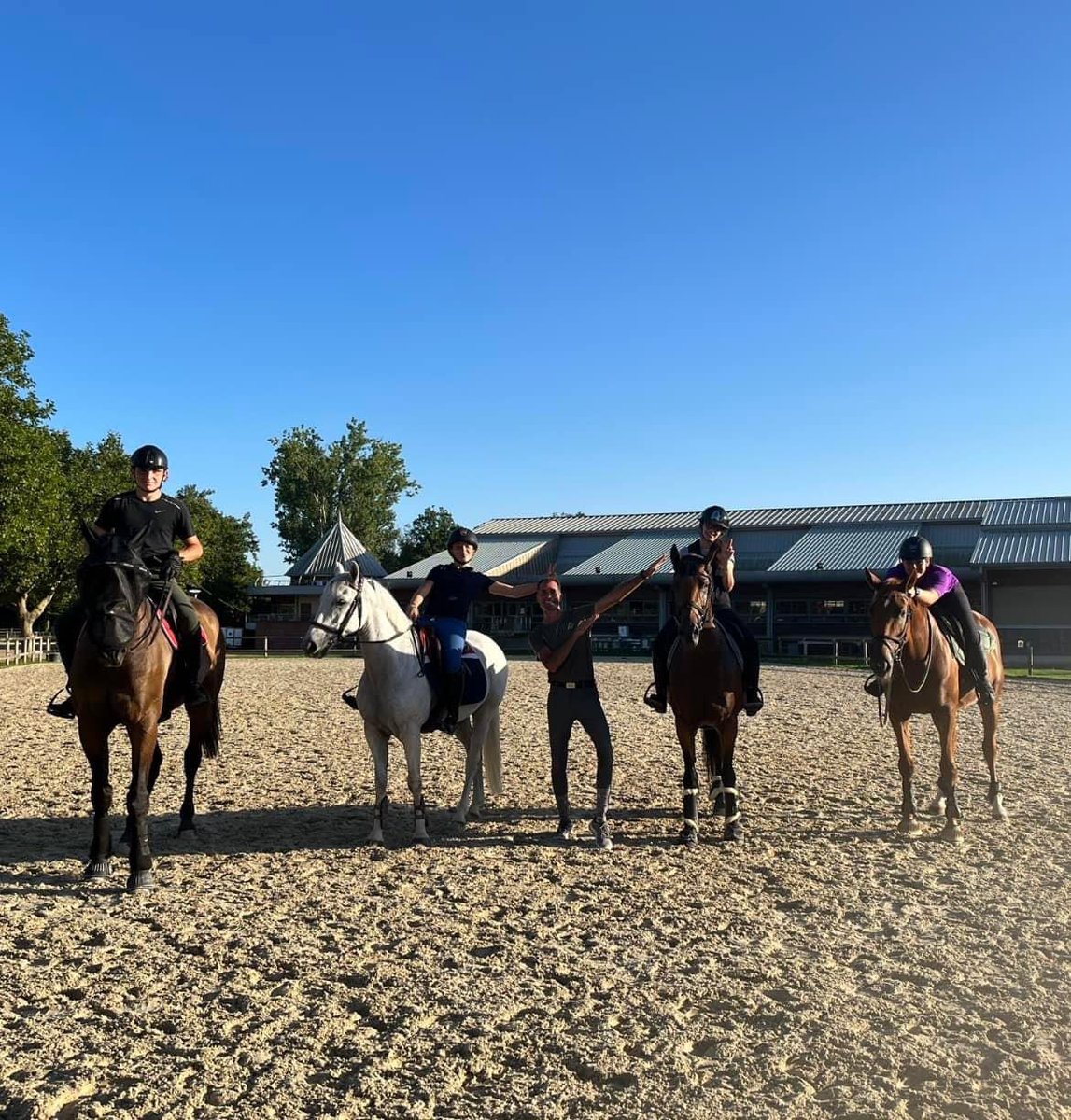 AcadmieDelaveau's tweet image. Une semaine type à l’Académie Delaveau… 📆

Entre coaching mental, préparation physique, cours de dressage et d’obstacles, les nouveaux élèves et leurs chevaux prennent leurs marques au sein de notre système d’excellence !