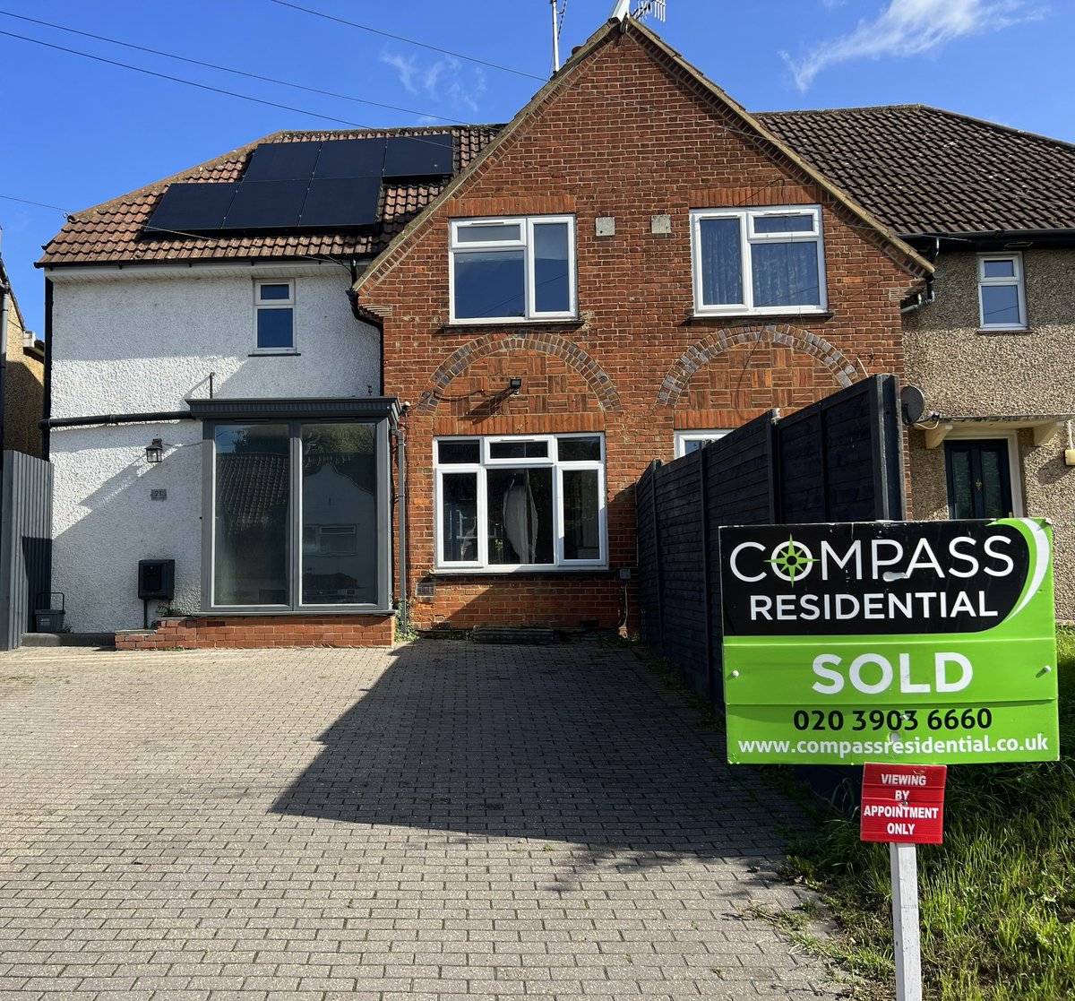 Lovely young couple as new owners in #kingslangley
#sold #hertfordshire #firsttimebuyers #fridayfeeling #weekendbuzz @compassresiden1