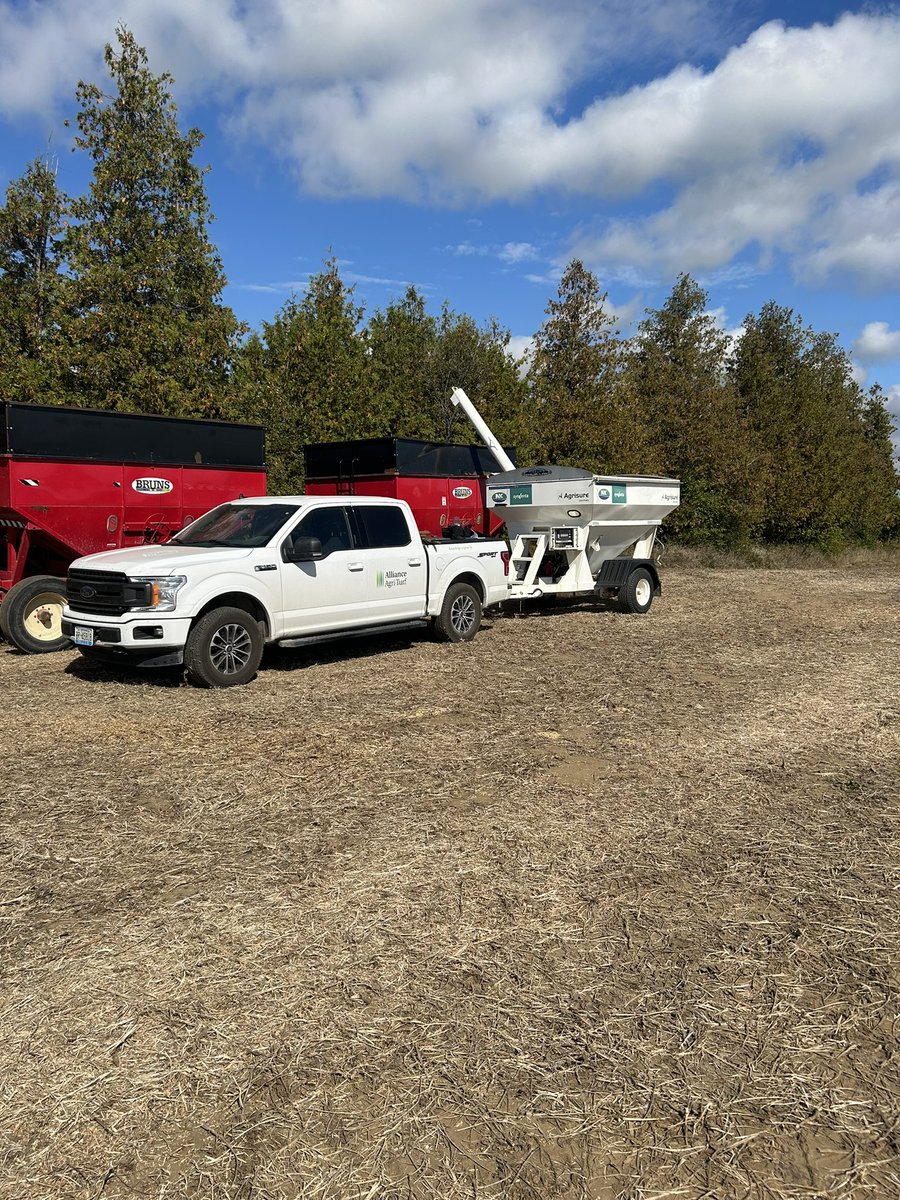 priester999's tweet photo. Great day for the first soybean plot of the year, strong and consistent yields east of Lindsay!
🥇 DKC 03-25 (62.2 Bu/Ac)
🥈 P09-53 (61.1 Bu/Ac)
🥉 CP07WPX (60.3 Bu/Ac) https://t.co/3lUtgs9xbQ