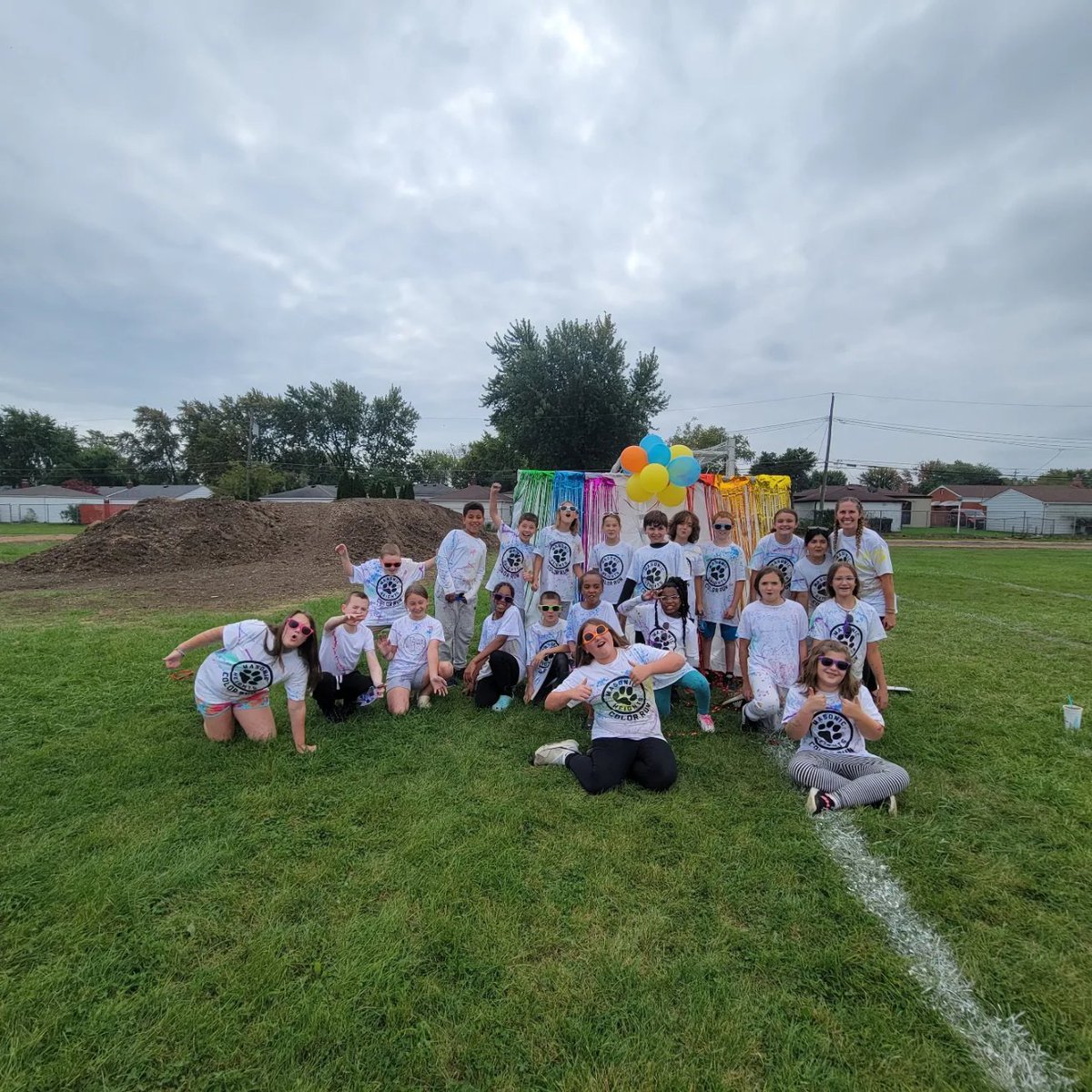 AngelaLegato's tweet image. Our Color Fun Run was a HUGE success! 

#MasonicHeightsPTO #MasonicHeights #MyLSPS #5thgrade