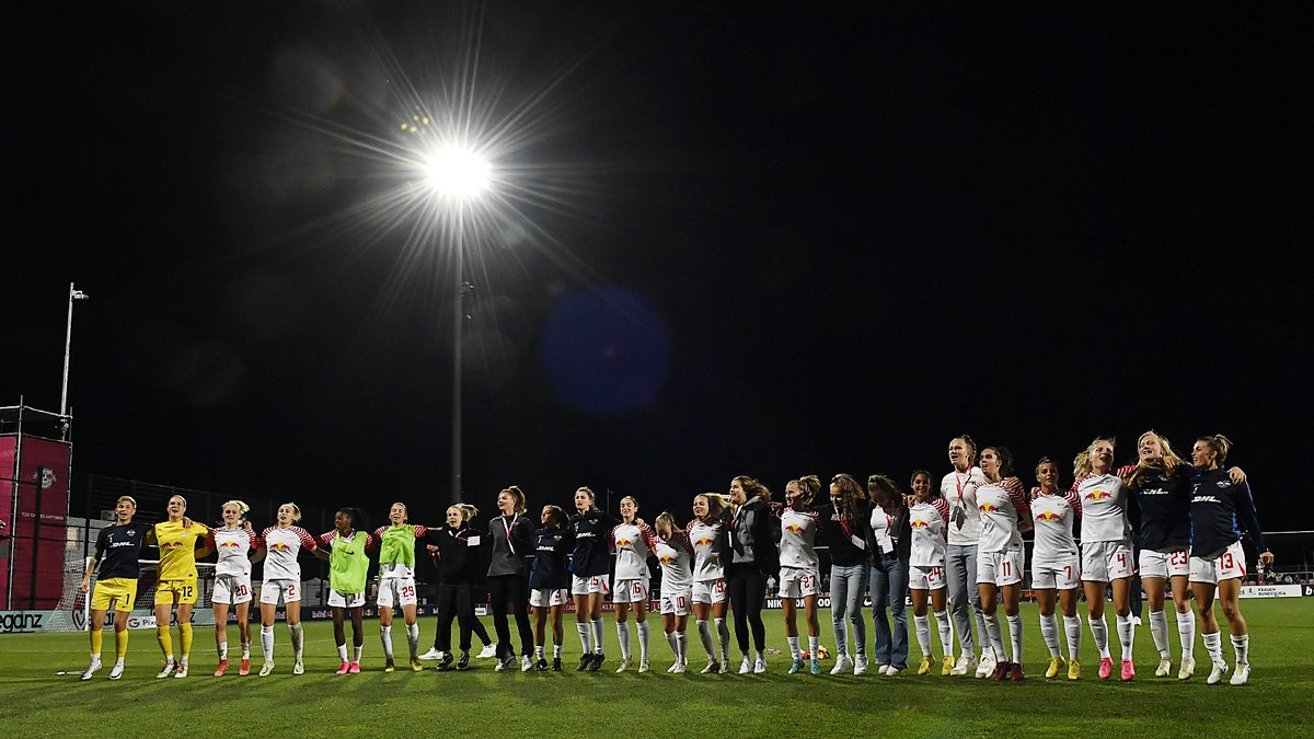 DirkHofmeister's tweet photo. Erst Rückstand, dann ein Traumtor von Vanessa #Fudalla, am Ende Zittern und schließlich Jubel über den ersten #Bundesliga-Sieg der #RBL-Frauen.
Die #RBLeipzig-Frauen besiegen @SGSEssen 3:2 - und feiern danach mit den rund 1.100 Fans. #RBLSGS https://t.co/V5oytqd8r0