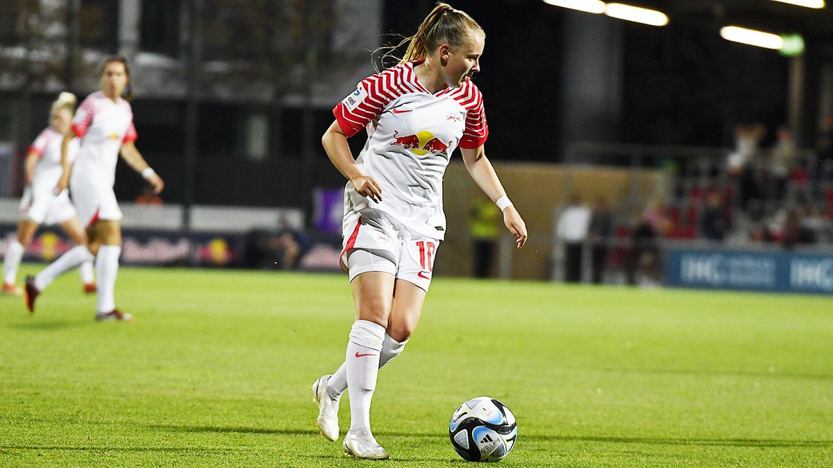DirkHofmeister's tweet photo. Erst Rückstand, dann ein Traumtor von Vanessa #Fudalla, am Ende Zittern und schließlich Jubel über den ersten #Bundesliga-Sieg der #RBL-Frauen.
Die #RBLeipzig-Frauen besiegen @SGSEssen 3:2 - und feiern danach mit den rund 1.100 Fans. #RBLSGS https://t.co/V5oytqd8r0