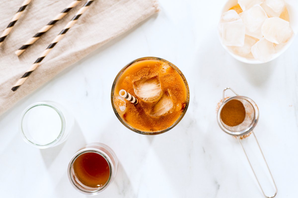 Happy #NationalCoffeeDay !☕ Take a break from the same ol' brew with this apple crisp macchiato. The medley of cinnamon, caramel and apples is #autumn in a glass. cozymeal.com/recipes/r/appl…