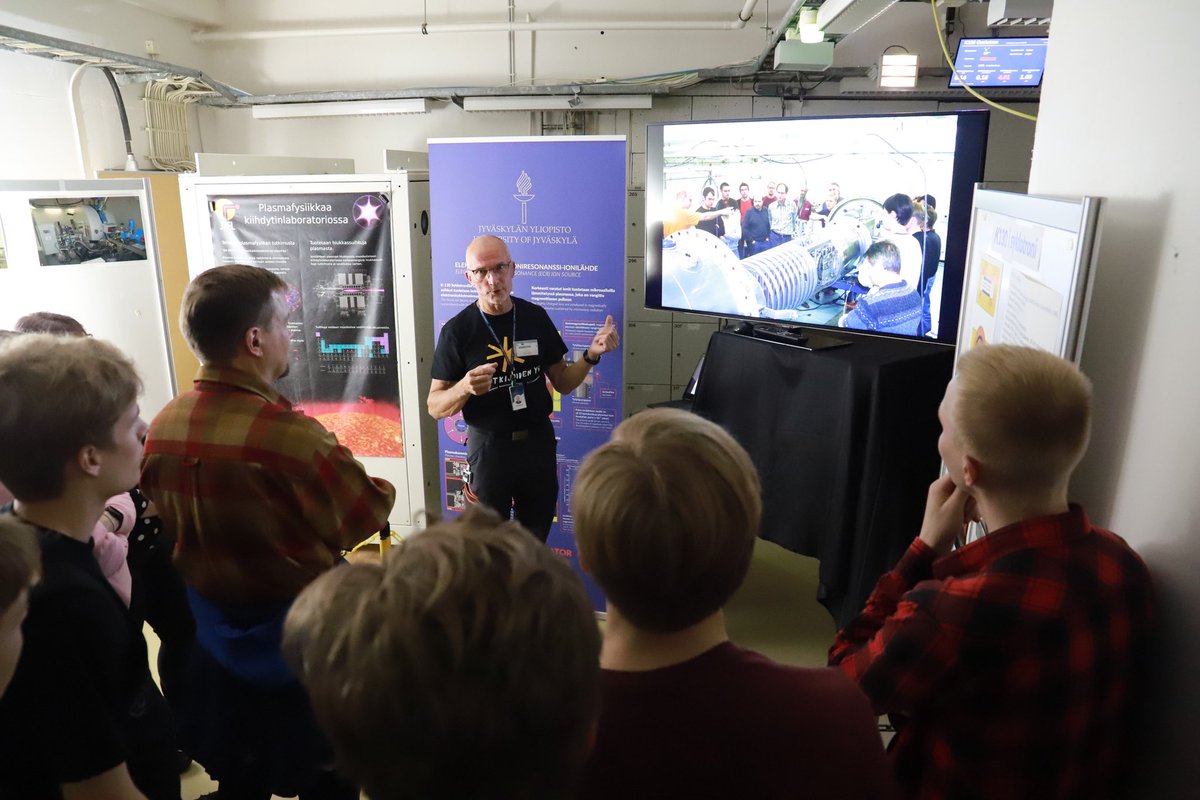 Pauli Heikkinen presenting in the European Researchers’ Night. He has been one of the key persons in the success story of the Jyväskylä accelerator laboratory. This is his last working day and night before well-earned retirement. Enjoy your upcoming free time 😎