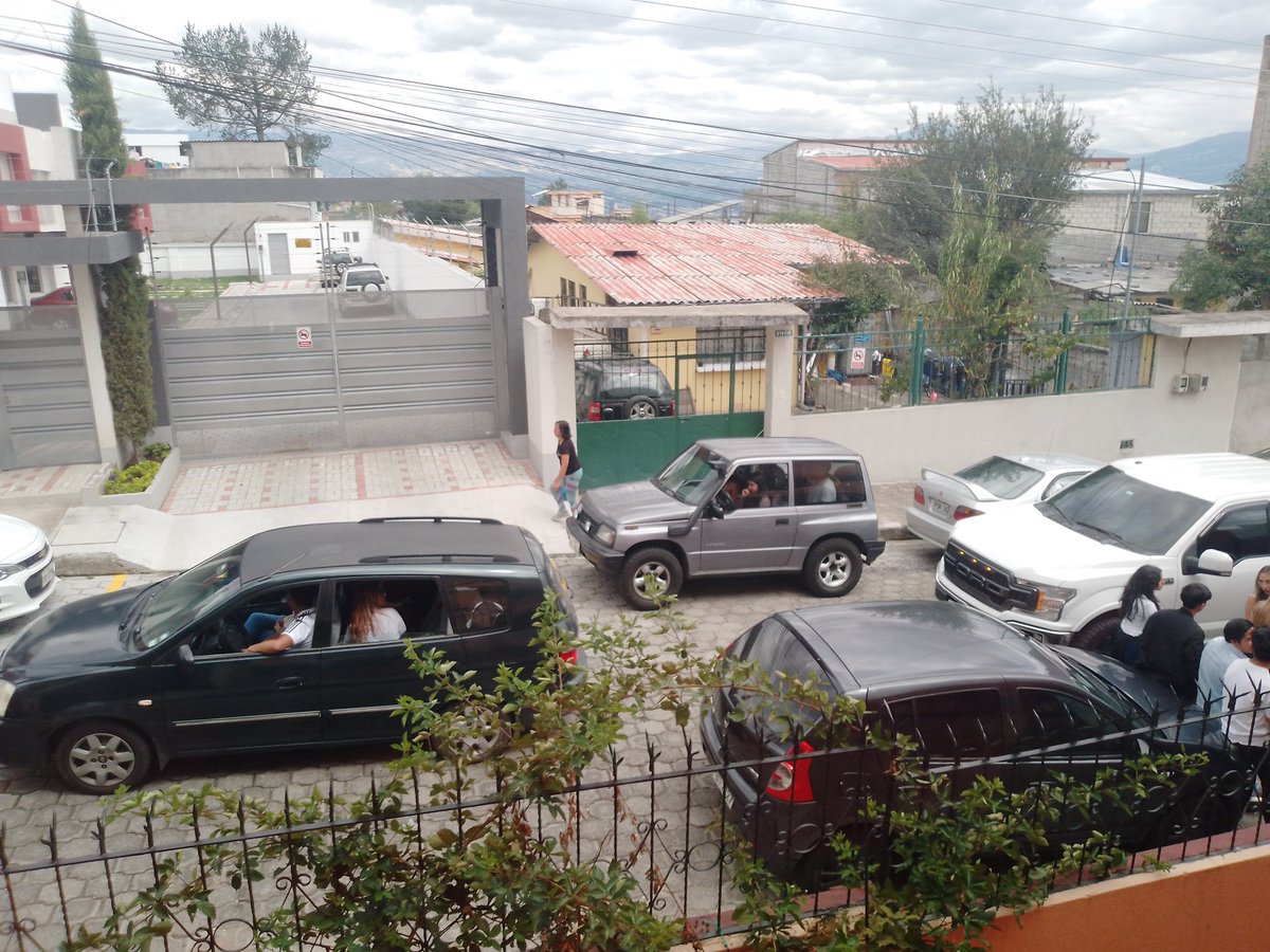 ChabellyCR7's tweet photo. @AMT_Quito señores necesitamos su apoyo en el Barrio Salvador Celi - por la revisión vehicular Puente dos Autopista General Rumiñahui, los estudiantes de una universidad cercana se reúnen con sus vehiculos el un barrio residencial , normalmente en estado de ebriedad. https://t.co/NnqGbxCZa9