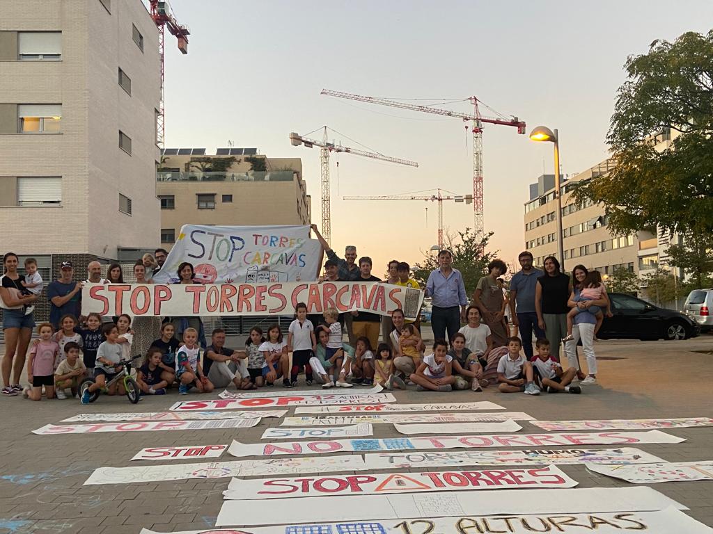 StopTorres's tweet photo. Ilusión y color, mucho color. Vecinos unidos diciendo NO a la construcción de unas Torres que destrozan nuestro barrio. Hoy soñaremos con que esas  grúas del fondo desaparezcan de nuestras vidas. Desde hoy con nuestros carteles podrán leer nuestro sentir :
#StopTorresCarcavas https://t.co/ml7Na3N1Pg
